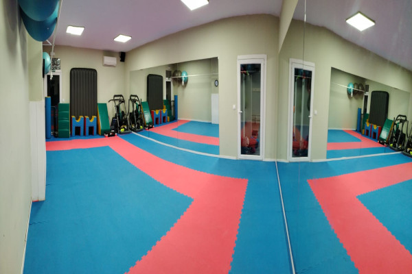 imagen de la fachada principal del centro de artes marciales y gimnasio Holistic Palma